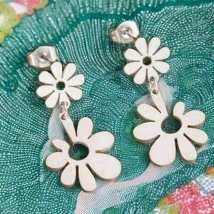 MODCLOTH RETRO VINTAGE VIBE HIPPIE FLOWER EARRINGS 2